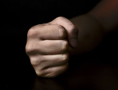 Ξυλοδαρμός τοξικομανή στην πλατεία Όλγας στη Πάτρα - Σκληρές εικόνες μπροστά στην κάμερα (βίντεο)